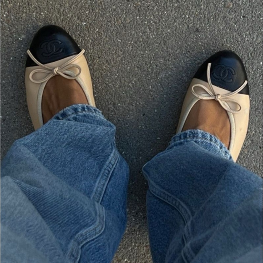 CHANEL AUTHENTIC CC LEATHER BALLET FLATS - Picture 5 of 5